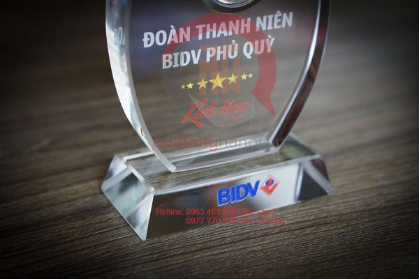 báo giá kỷ niệm chương pha lê