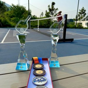 Cúp pickleball thân trắng xoắn trắng