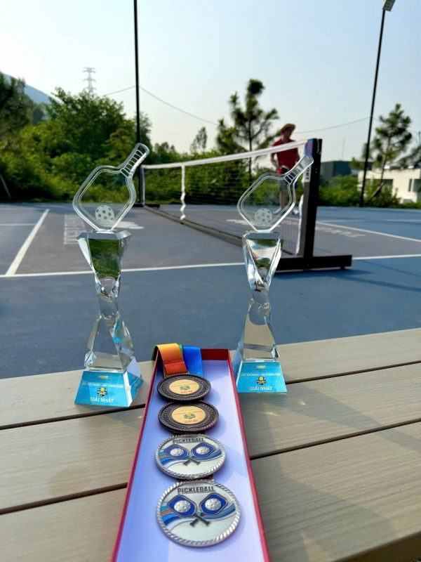 Cúp pickleball thân trắng xoắn trắng